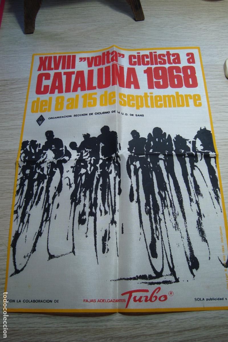 Coleccionismo deportivo: CARTEL XLVII VOLTA CICLISTA CATALU&Ntilde;A 1968. U.D. SANS BARCELONA. FAJAS TURBO. TELA SERIGRAFIADA