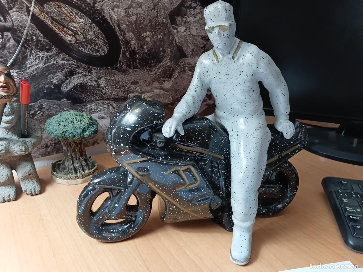 Coleccionismo deportivo: Maqueta de moto de CERAMICA .