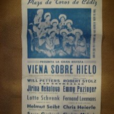 Carteles Feria: CARTEL PLAZA DE TOROS DE CADIZ. PRESENTA LA GRAN REVISTA VIENA SOBRE HIELO 1955