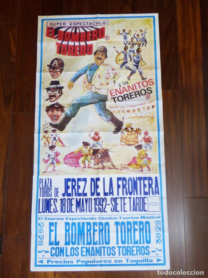 Affiches Foire: EL BOMBERO TORERO CON LOS ENANITOS TOREROS. GRAN CARTEL DE 1,30m X 0,64m. PLAZA DE JEREZ 1992