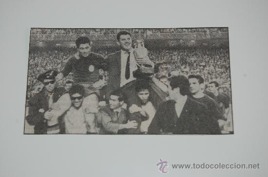 Collezionismo sportivo: CARLOS LAPETRA : Recorte de la Final de la Eurocopa de 1964, con  OLIVELLA y VILLALONGA a hombros