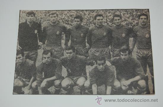 Collezionismo sportivo: Recorte de CARLOS LAPETRA con el equipo que gan&oacute; la EUROCOPA del 64 ante la URSS