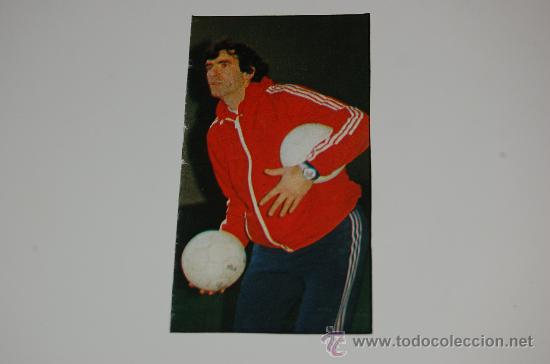 Coleccionismo deportivo: IRIBAR : Recorte de 1977, con dos balones - Foto 1