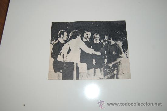 Sports collectibles: SELECCI&Oacute;N ESPA&Ntilde;OLA DE F&Uacute;TBOL: Recorte AMANCIO, como Capit&aacute;n de LA ROJA. A&ntilde;os 70