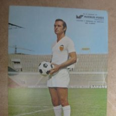 Coleccionismo deportivo: POSTER FUTBOL VALENCIA C.F. - OBSEQUIO MUEBLES FLORES - FOTO FINEZAS - FINALES AÑOS 60 - QUINO. Lote 97067148