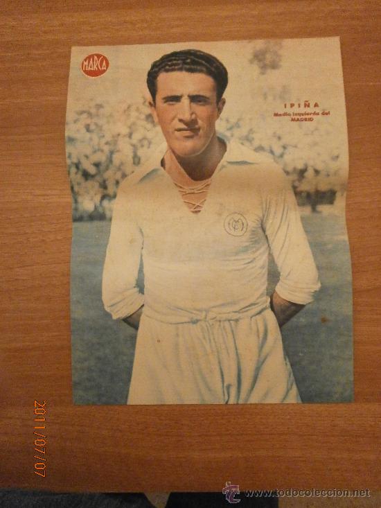 Coleccionismo deportivo: CARTEL DE FUTBOL MARCA. FUTBOLISTA IPI&Ntilde;A MEDIO IZQUIERDA DEL MADRID