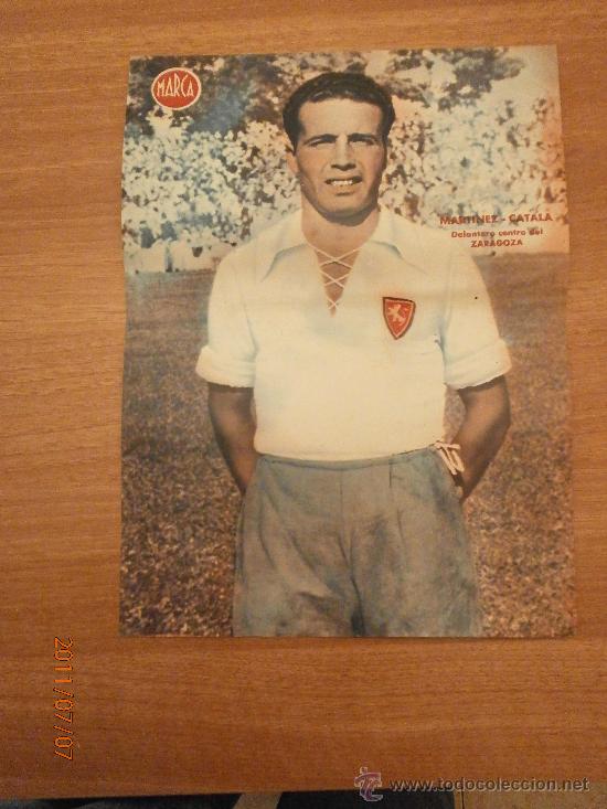 Coleccionismo deportivo: CARTEL DE FUTBOL MARCA. FUTBOLISTA MARTINEZ - CATALA DELANTERO CENTRO ZARAGOZA