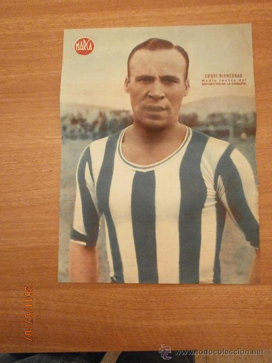 Coleccionismo deportivo: CARTEL DE FUTBOL MARCA. FUTBOLISTA.CUQUI BIENZOBAS MEDIO CENTRO DEL DEPORTIVO DE LA CORU&Ntilde;A