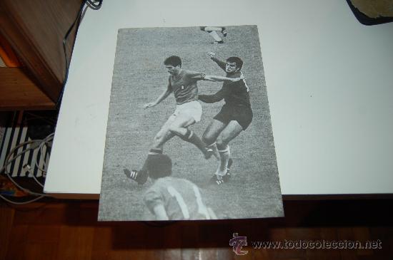 Sammelleidenschaft Sport: SELECCI&Oacute;N DE F&Uacute;TBOL DE ITALIA: Recorte de GIANNI RIVERA en acci&oacute;n. 1970