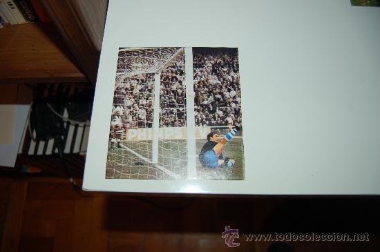 Sammelleidenschaft Sport: REAL SOCIEDAD: Recorte de JOS&Eacute; RAM&Oacute;N ESNAOLA encajando un gol. 1972-73