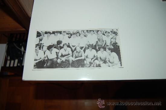 Sammelleidenschaft Sport: ATHLETIC DE BILBAO: Recorte con la plantilla campeona de los 80, de paisano y al pie de la Gabarra