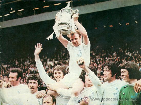 Collectionnisme sportif: LEEDS UNITED: Gran recorte de BILLY BREMMER levantando la FA. CUP del Centenario ( 1972 )