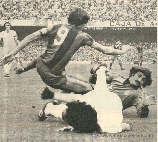 Collectionnisme sportif: REAL MADRID: Recorte de MIGUEL &Aacute;NGEL ante CRUYFF en la temporada 76-77