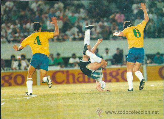 Collezionismo sportivo: SELECCION DE F&Uacute;TBOL DE BRASIL: Recorte de 2 jugadores y un argentino cayendo