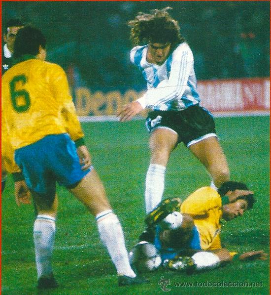Collezionismo sportivo: SELECCI&Oacute;N DE F&Uacute;TBOL DE BRASIL: Recorte de dos brasile&ntilde;os en pugna con un argentino