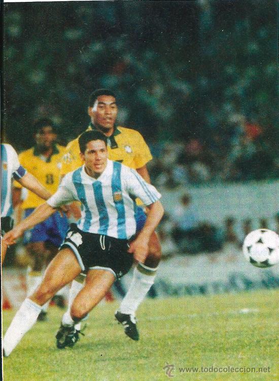 Collezionismo sportivo: SELECCI&Oacute;N DE F&Uacute;TBOL DE BRASIL: Recorte de MAURO SILVA en pugna con SIMEONE