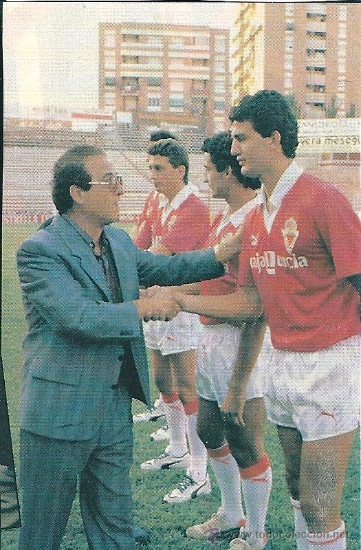 Colecionismo desportivo: REAL MURCIA: Recorte del presidente pimentonero saludando a sus muchachos