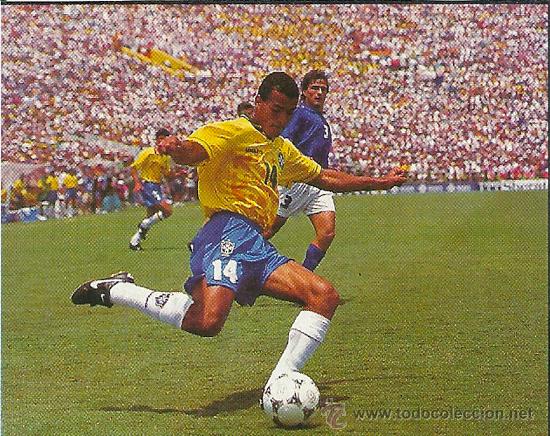 Sports collectibles: SELECCI&Oacute;N DE F&Uacute;TBOL DE BRASIL: Recorte de un jugador tirando a puerta