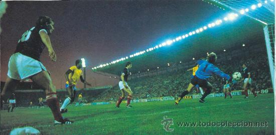 Colecionismo desportivo: SELECCI&Oacute;N DE F&Uacute;TBOL DE BRASIL: Gran recorte de un jugador brasile&ntilde;o marc&aacute;ndole un gol a Escocia. A&ntilde;o