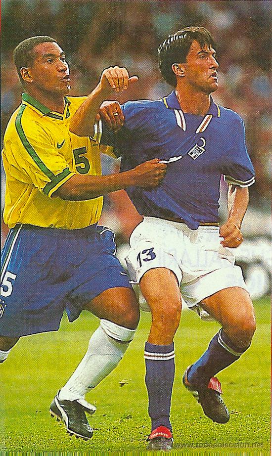 Sammelleidenschaft Sport: SELECCI&Oacute;N DE F&Uacute;TBOL DE BRASIL: Recorte de mAURO SILVA en pugna con el italiano Panucci