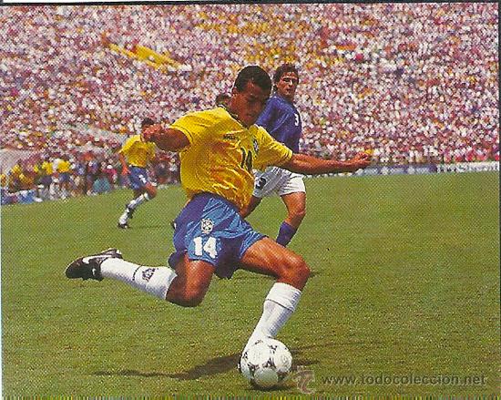 Sports collectibles: SELECCI&Oacute;N DE F&Uacute;TBOL DE BRASIL: Recorte de un jugador centrando