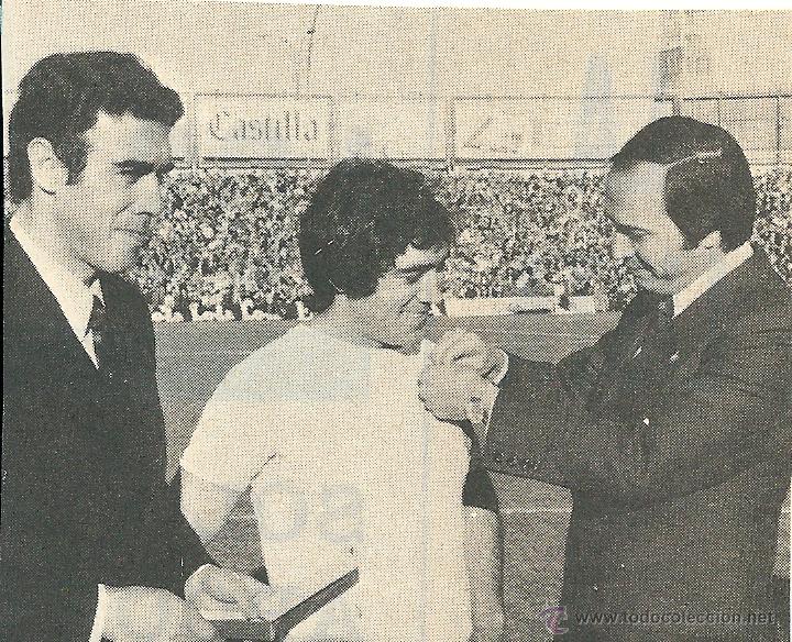 Sammelleidenschaft Sport: REAL ZARAGOZA: Recorte de SEVERINO REIJA siendo condecorado por el presidente ZALBA. A&ntilde;os 70