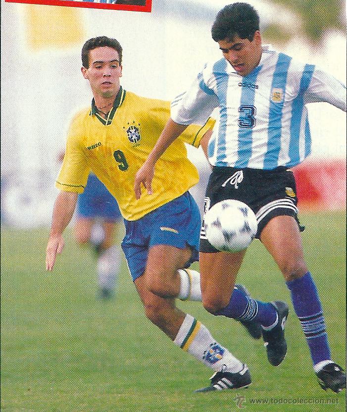 Sammelleidenschaft Sport: SELECCI&Oacute;N DE F&Uacute;TBOL DE BRASIL: Recorte de CAIO en pugna con un jugador argentino