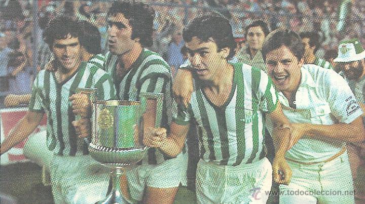 Collezionismo sportivo: REAL BETIS BALOMPI&Eacute;: Recorte de BIOSCA, ALABANDA y otro jugador con la Copa del 77