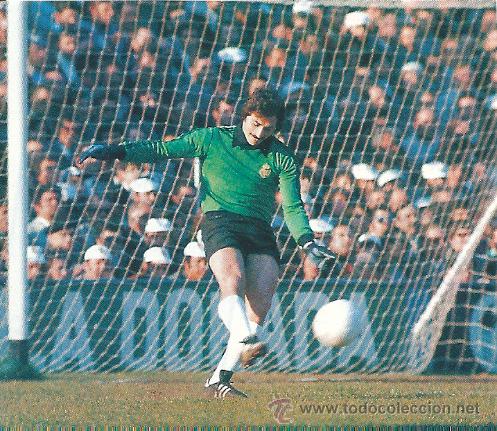 Collectionnisme sportif: REAL MADRID: Recorte de MIGUEL &Aacute;NGEL sacando de puerta.