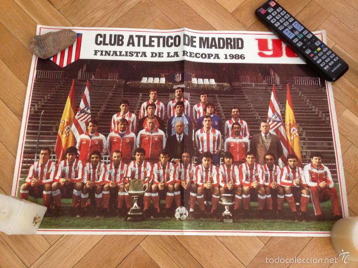 Sammelleidenschaft Sport: CARTEL POSTER PLANTILLA ATLETICO MADRID FINALISTA DE LA RECOPA 1986 CON AUTOGRAFOS PERIODICO YA