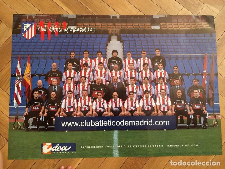 Coleccionismo deportivo: POSTER CARTEL OFICIAL PLANTILLA ATLETICO MADRID 2001 2002 01 02 CON ALGUNAS FIRMAS 62X44 CMS.