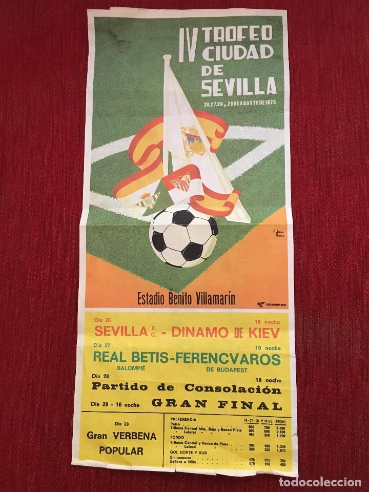 Coleccionismo deportivo: R2914 PEQUE&Ntilde;O CARTEL IV TROFEO CIUDAD DE SEVILLA 1975 REAL BETIS DYNAMO KYIV FERENCVAROS SEVILLA