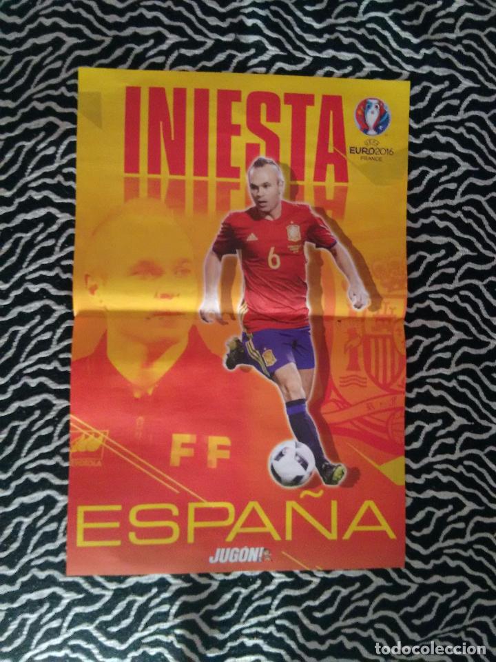Sammelleidenschaft Sport: DOBLE P&Oacute;STER 2 P&Aacute;GINAS REVISTA JUG&Oacute;N. INIESTA (ESPA&Ntilde;A Y BAR&Ccedil;A) Y DETR&Aacute;S GRIEZMANN & PORTUGAL EURO 16