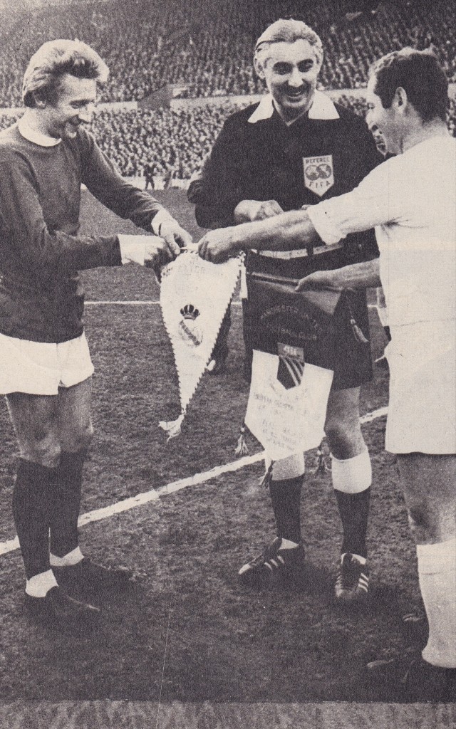 Sammelleidenschaft Sport: REAL MADRID: Gran recorte de GENTO con DENIS LAW en Old Trafford, Manchester, en 1968