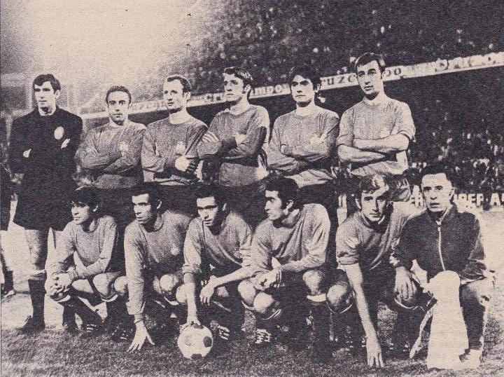 Sammelleidenschaft Sport: SELECCI&Oacute;N ESPA&Ntilde;OLA DE F&Uacute;TBOL: Recorte de un equipo de 1970