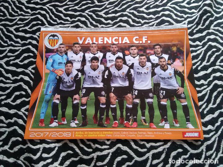 Coleccionismo deportivo: DOBLE P&Oacute;STER 1 P&Aacute;GINA JUG&Oacute;N: UN LADO ALINEACI&Oacute;N VALENCIA 2017-2018, 17-18, OTRO LADO STUANI (GIRONA)