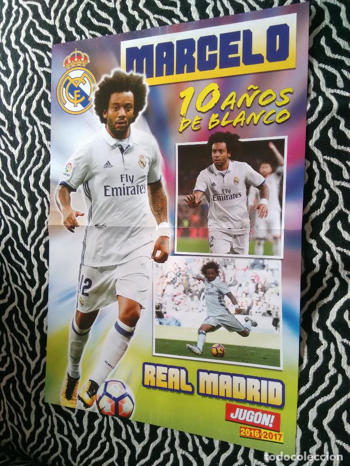Coleccionismo deportivo: DOBLE P&Oacute;STER 2 P&Aacute;GINAS REVISTA JUG&Oacute;N - MARCELO (REAL MADRID) & INIESTA (F.C. BARCELONA, BAR&Ccedil;A)