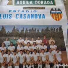 Coleccionismo deportivo: VALENCIA C.F. 1977. LIGA. POSADO PLANTILLA. CERVEZAS AGUILA DORADA.. Lote 128912451