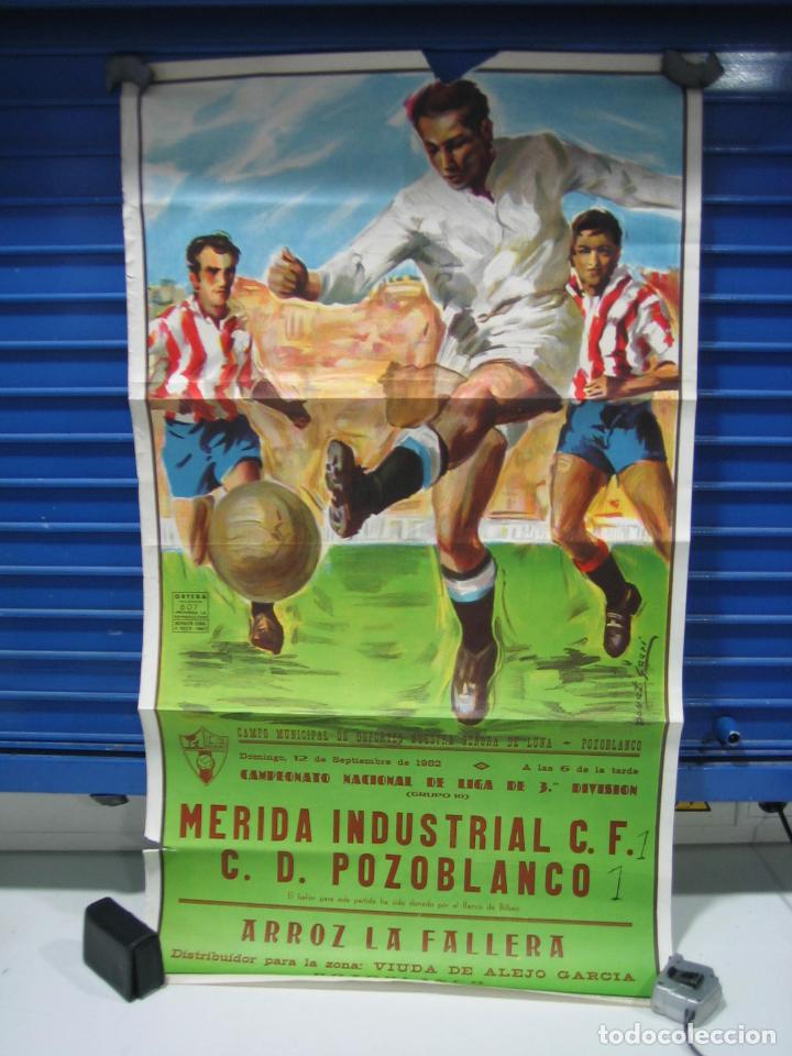 Sammelleidenschaft Sport: Cartel de F&uacute;tbol. M&eacute;rida Industrial-Pozoblanco 1982. Medidas 95x55 cm