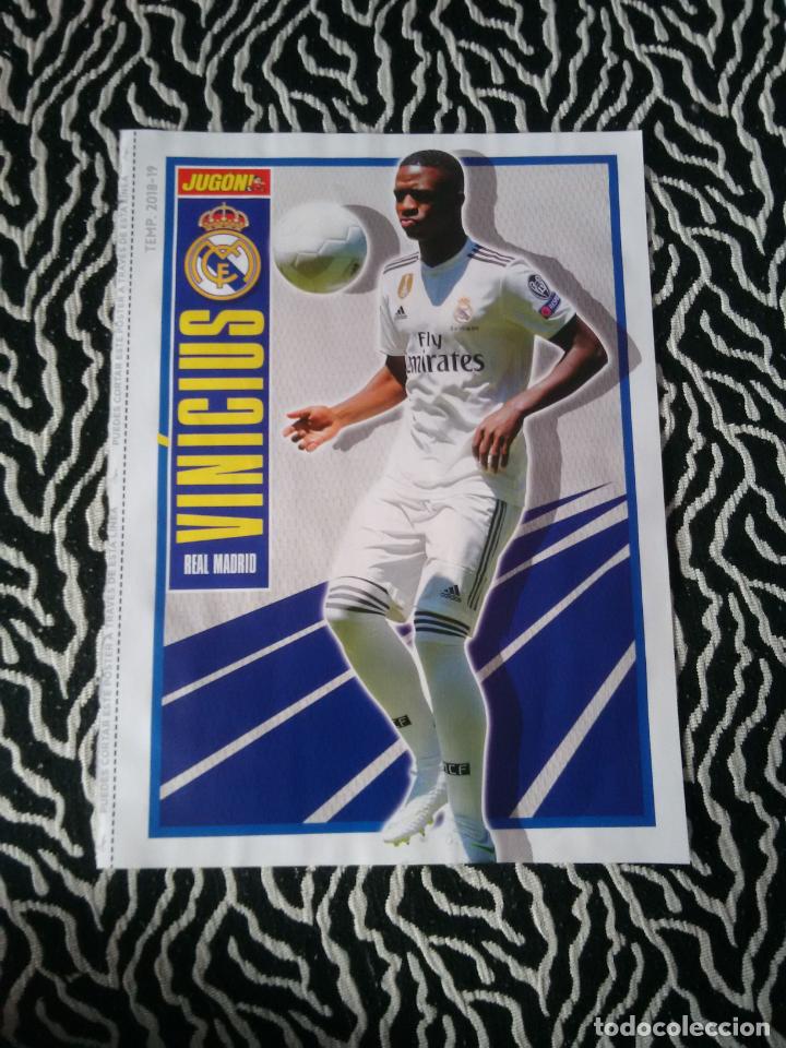 Coleccionismo deportivo: DOBLE P&Oacute;STER 1 P&Aacute;GINA REVISTA JUG&Oacute;N 18-19 VINICIUS (REAL MADRID) GERARD MORENO, VILLARREAL 2018-2019