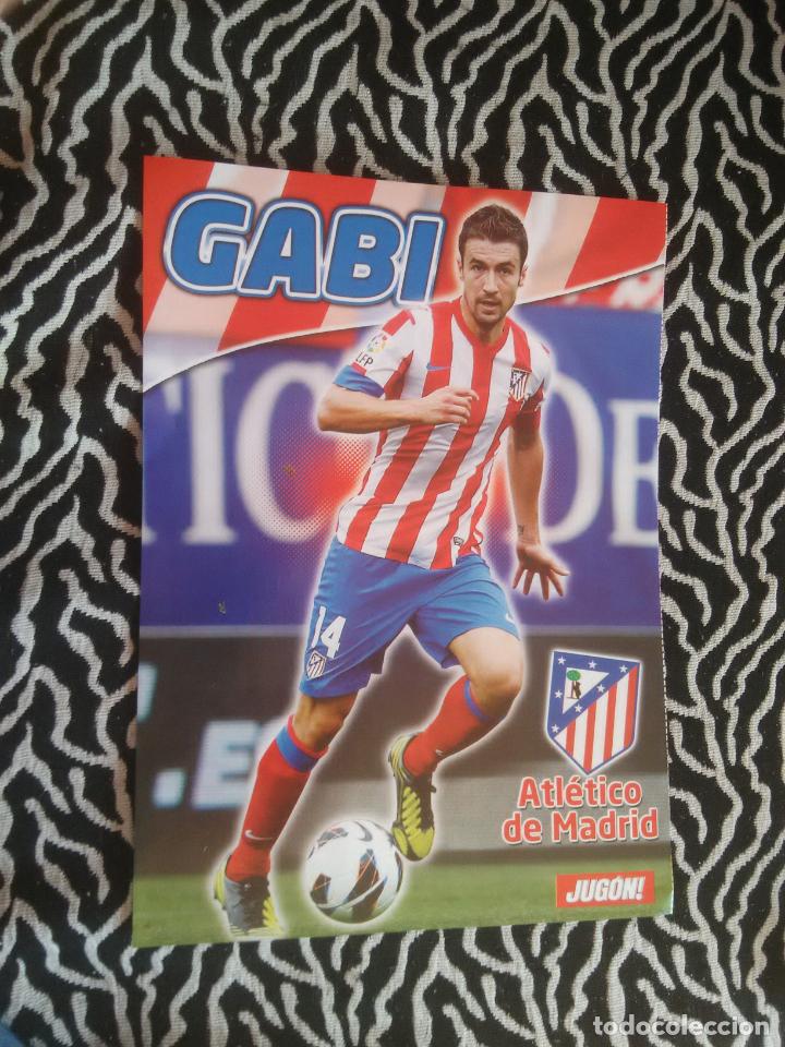 Coleccionismo deportivo: DOBLE P&Oacute;STER F&Uacute;TBOL 1 P&Aacute;G REVISTA JUG&Oacute;N LIGA 2012-2013: GABI (ATL&Eacute;TICO MADRID) Y EQUIPO M&Aacute;LAGA 12-13
