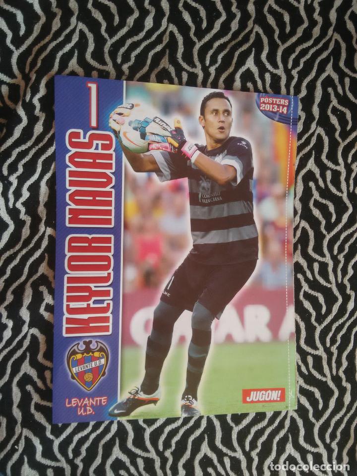 Collezionismo sportivo: DOBLE P&Oacute;STER F&Uacute;TBOL 1 P&Aacute;G REVISTA JUG&Oacute;N LIGA 2013-2014: KEYLOR NAVAS (LEVANTE) Y THIAGO (ESPA&Ntilde;A)