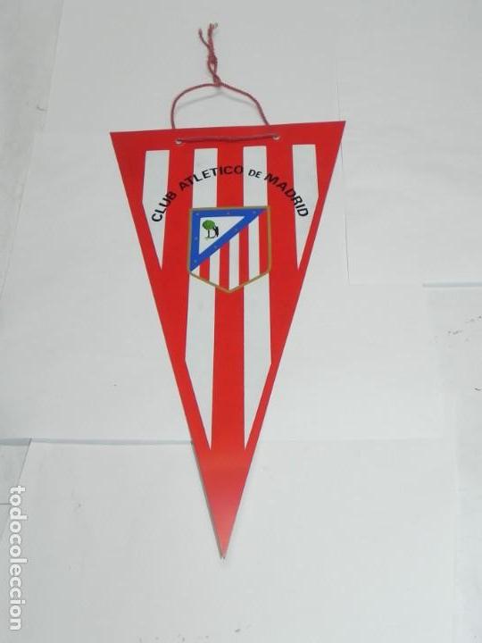 Sammelleidenschaft Sport: ANTIGUO BANDERIN DE CELULOIDE DEL CLUB ATELTICO DE MADRID, MIDE 27,5 CMS. DE LONGITUD