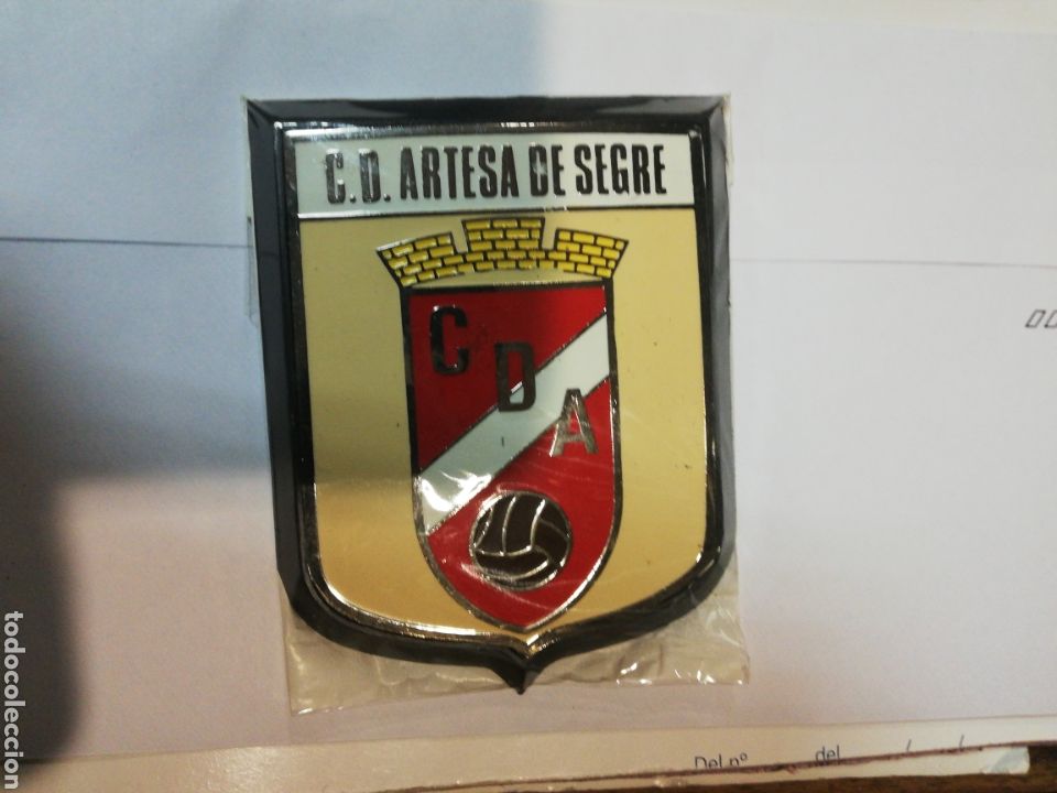 Sammelleidenschaft Sport: Escudo esmaltado C. D. Artesa de Segre, a, estrenar