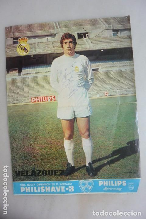 Collectionnisme sportif: POSTER CARTEL FUTBOL VELAZQUEZ REAL MADRID CON AUTOGRAFO ORIGINAL DEL JUGADOR