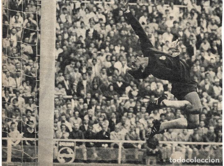 Collezionismo sportivo: REAL MADRID: Recorte de MIGUEL &Aacute;NGEL en una estirada