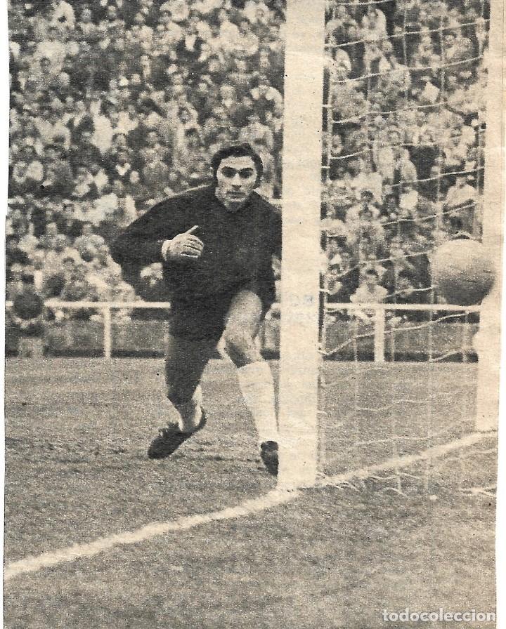 Collezionismo sportivo: REAL MADRID: Recorte de MIGUEL &Aacute;NGEL observando el bal&oacute;n