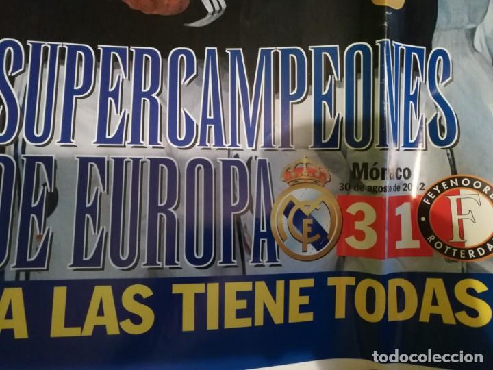 Coleccionismo deportivo: P&oacute;ster equipo del Real Madrid a&ntilde;o 2002 - Foto 2