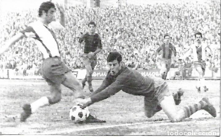 Collezionismo sportivo: BAR&Ccedil;A: Recorte de Miguel Reina lanz&aacute;ndose a los pies del espa&ntilde;olista Carmelo Amas
