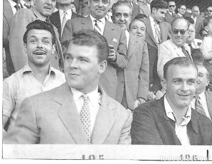 Coleccionismo deportivo: BAR&Ccedil;A Y REAL MADRID: Recorte de KUBALA y DI STEFANO presenciando un partido